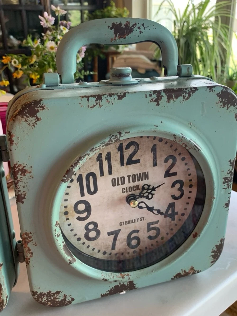 Old Town Clock 67 Bailey St. retro 2-sided table/mantel lunchbox style clock